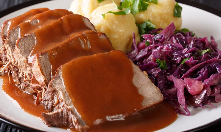 Hier ist ein Rezept für Oma Marilles bayerischen Sauerbraten, ein traditionelles Gericht aus Bayern: