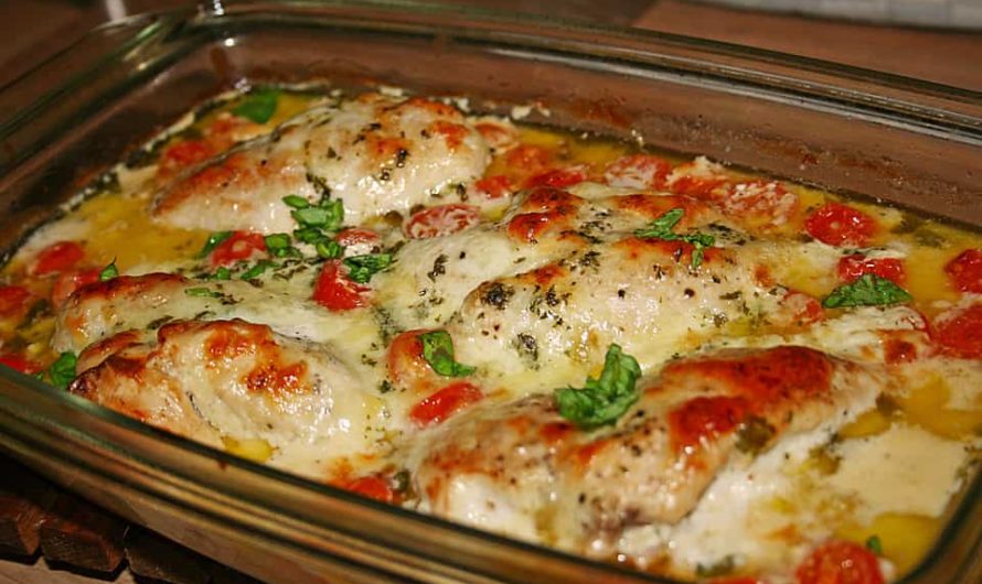 Hier ist ein einfaches Rezept für Mozzarella-Hähnchen in Basilikum-Sahnesauce: