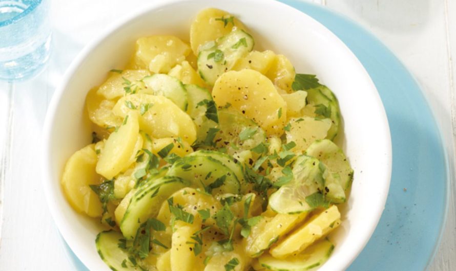 Rezept für einen klassischen Kartoffel-Gurkensalat