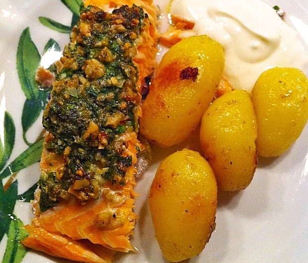 Lachs mit Parmesan-Kräuter-Walnuss-Kruste