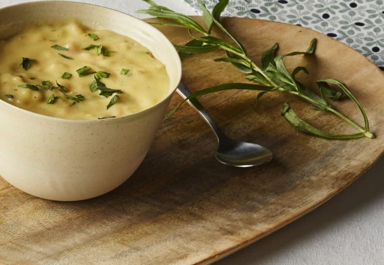 Die traditionelle Sauce Béarnaise enthält normalerweise eine Menge Butter und Eigelb, was sie zu einer kalorienreichen Option macht. Hier ist jedoch eine Low-Carb-Version einer Sauce Béarnaise, die den Geschmack beibehält, aber weniger Kohlenhydrate enthält: