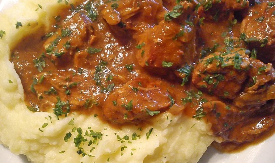 Rezept für ein köstliches Brauhaus-Gulasch, das auch in einer Low-Carb-Variante zubereitet werden kann: