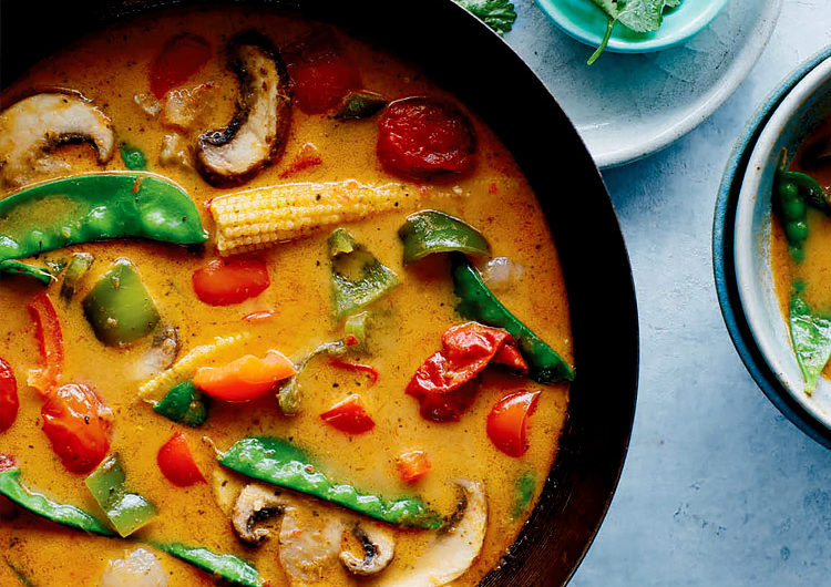 Hier ist ein Grundrezept für ein Low-Carb Thai Red Curry, das du nach Belieben mit verschiedenen Zutaten variieren kannst. Das Grundrezept enthält nur wenige Kohlenhydrate, und du kannst es nach deinem Geschmack mit unterschiedlichem Gemüse, Fleisch oder Meeresfrüchten ergänzen.