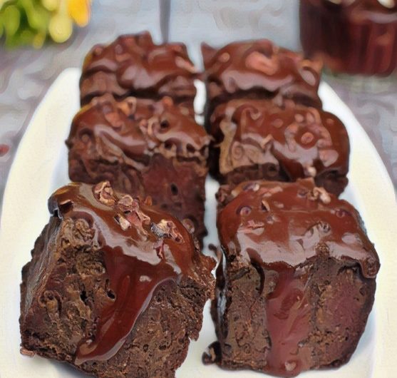 Hier ist ein Rezept für vegane Süßkartoffel-Brownies. Diese Brownies sind nicht nur lecker, sondern auch eine gesündere Alternative zu traditionellen Brownies, da sie Süßkartoffeln als Basis verwenden.