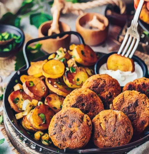 Hier ist ein Rezept für vegane Hackbällchen mit Knoblauch und Zwiebeln, das auch in eine kohlenhydratarme Ernährung passt: