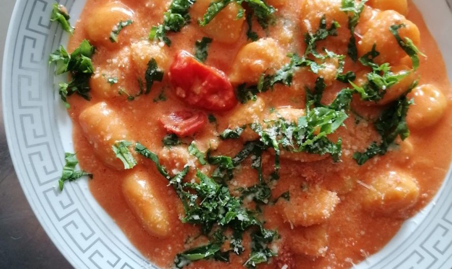 Schnelle Gnocchi-Pfanne mit Tomate und Spinat