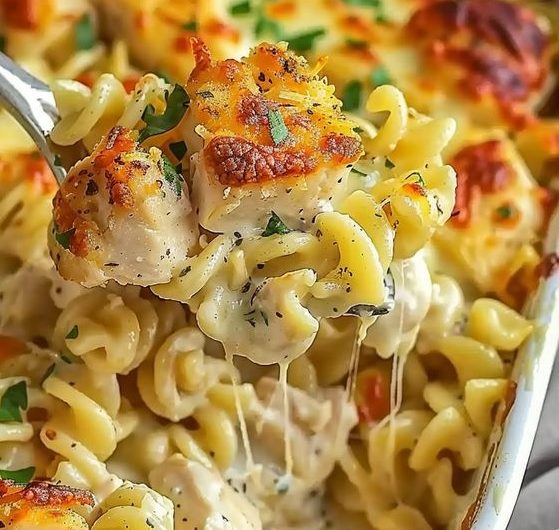 Knuspriger Nudel-Hähnchen-Auflauf mit Knoblauch und Parmesan