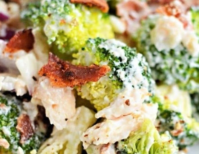 Low Carb Hähnchen-Brokkoli-Salat