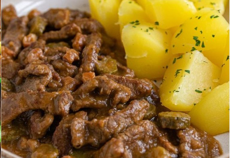 Hier ist ein Rezept für einen deftigen Rouladentopf mit Zwiebeln, Speck und Gurken – ein echter Klassiker der deutschen Küche: