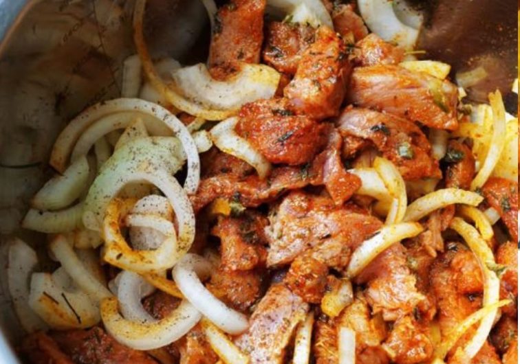 Hier ist ein einfaches Rezept, um Gyros selbst zu machen: