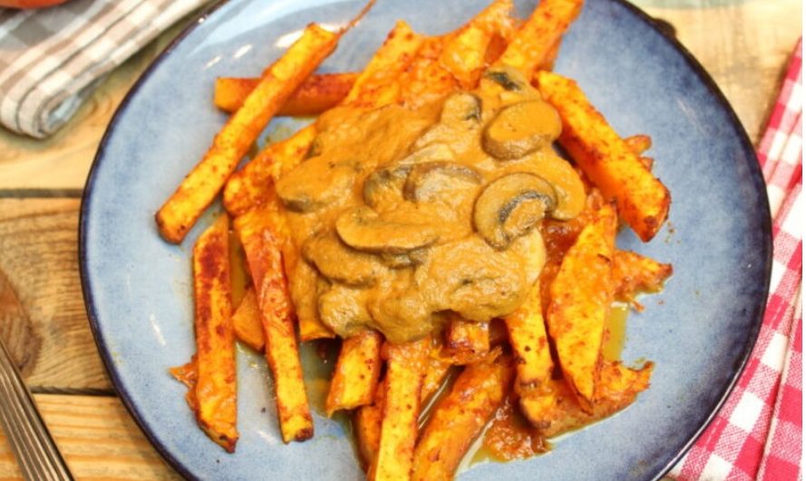 Low Carb Kürbis-Poutine mit Champignonsoße