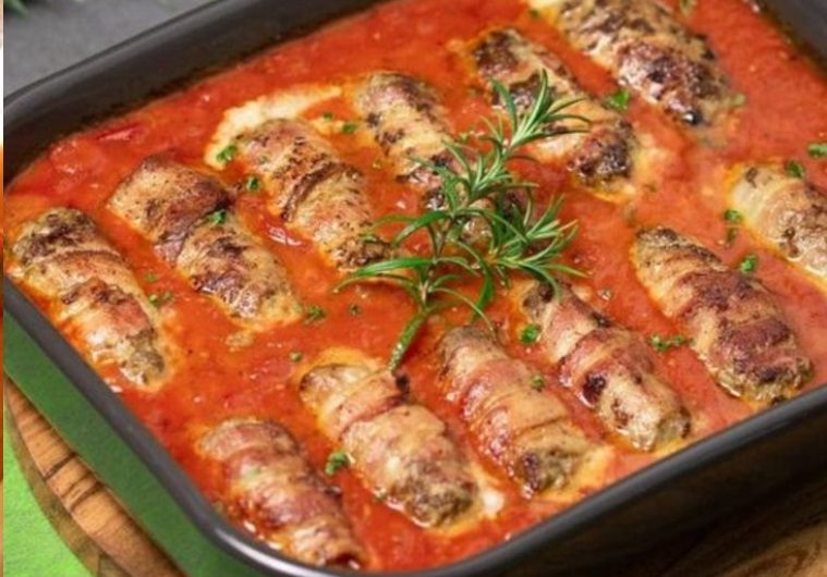 Italienische Low Carb Hackröllchen in Bacon und Tomatensoße