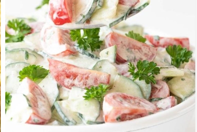 Cremiger Low Carb Tomaten-Gurken-Salat