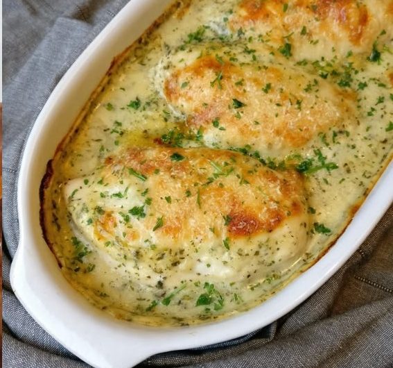 Überbackene Hähnchenbrust in Kräutersauce: Einfach und lecker!