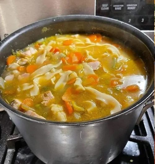 Hausgemachte Hühnernudelsuppe – Einfach und herzhaft