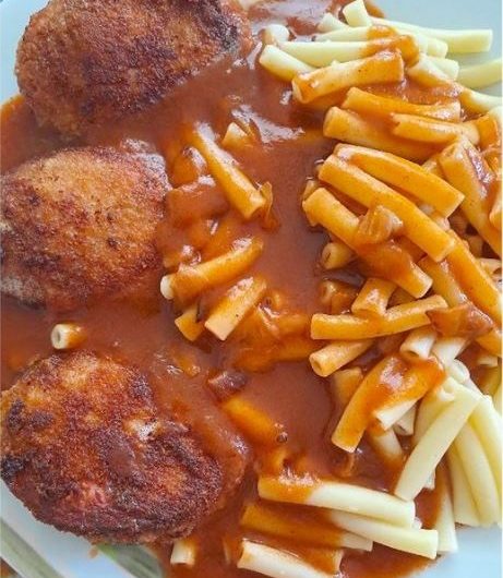 DDR Makkaroni mit Tomatensoße und Jägerschnitzel – Ein Klassiker, der begeistert!