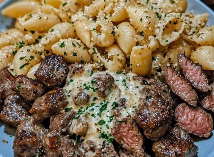 Cremige Parmesan-Muscheln mit Knoblauchbutter-Steakstückchen – Das perfekte Wohlfühlgericht!