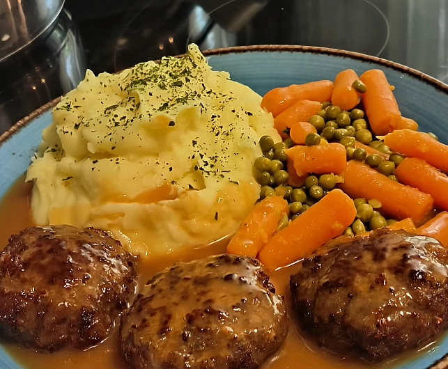 Hausgemachte Frikadellen mit Kartoffelpüree, Erbsen und Möhren – Ein Klassiker wie bei Oma
