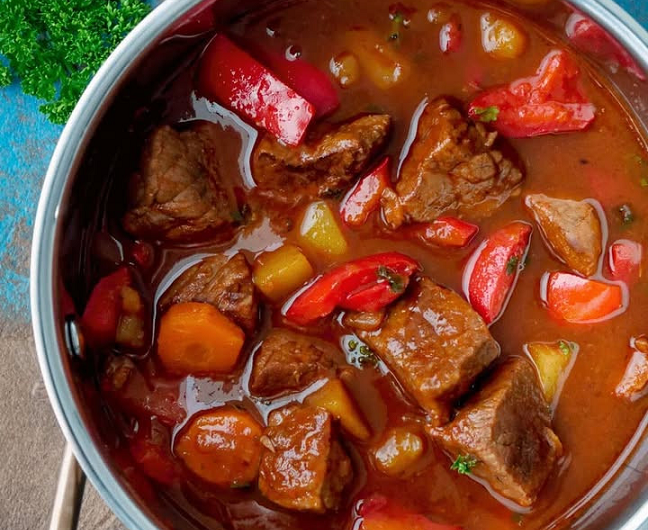 Deftige Gulaschsuppe – Ein altes Rezept neu entdeckt, das meine Familie jetzt liebt