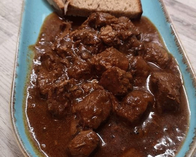 Mein Wiener Gulasch: Eine Geschichte von Zwiebeln, Geduld und einem Schuss Liebe
