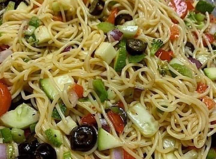 Mein liebster bunter Spaghetti-Salat – wie ich ihn vier Wochen lang jede Woche gemacht habe, weil ich einfach nicht genug davon bekommen konnte…