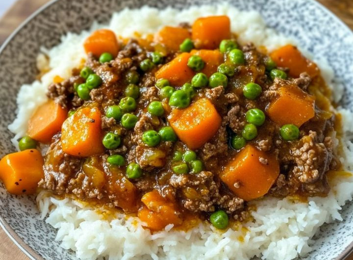 Herzhaftes Hackfleisch mit Karotten und Erbsen auf Reis – Ein einfaches Familienrezept mit Geschichte