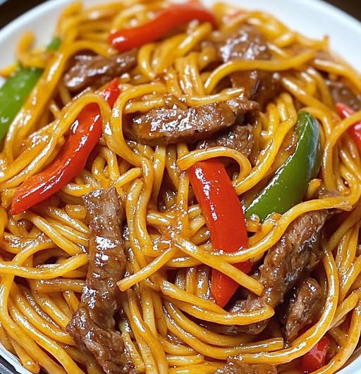 Rindfleisch mit Paprika, Zwiebeln und Nudeln – Mein Familienrezept mit Erinnerungen