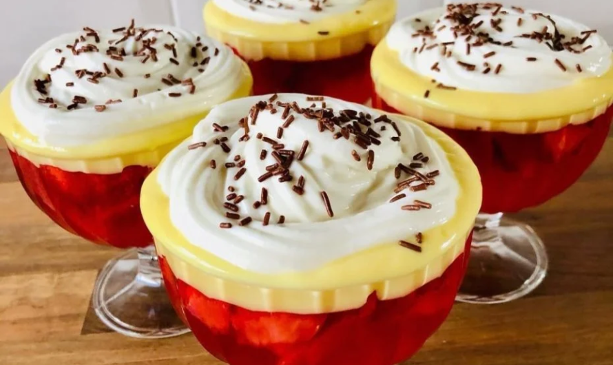 Erdbeer-Wackelpudding-Dessert mit Vanillepudding und Sahne: Das perfekte Sommerdessert für die ganze Familie