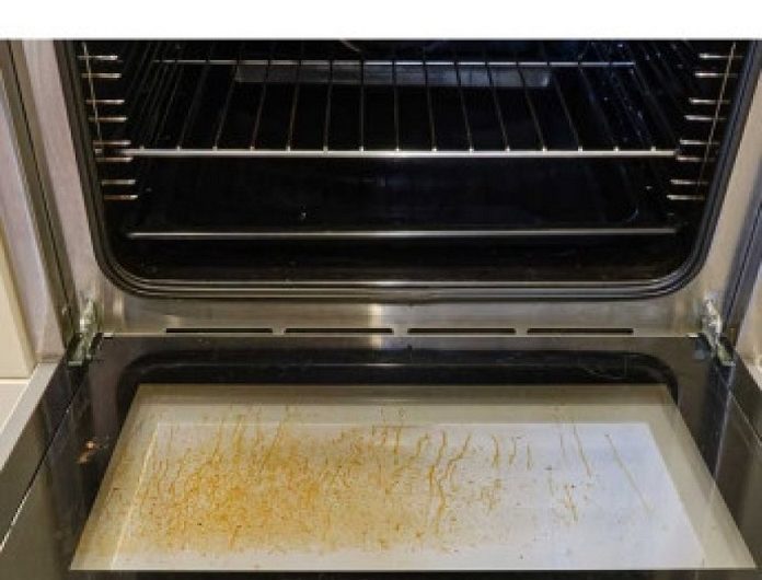 So clever! Mit diesem Trick wird deine Backofentür innen wieder glasklar – ganz ohne Ausbau