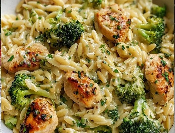 Cremige Hähnchen-Orzo-Pfanne mit Brokkoli – Essen in 30 Minuten
