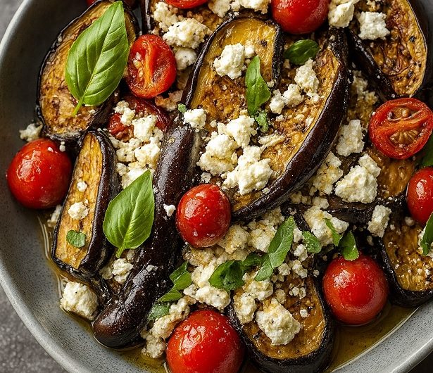 Überbackene Auberginen mit Feta, Tomaten und Beilage