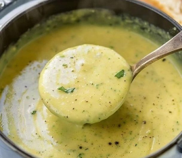Cremige Zucchini-Kartoffel-Suppe mit Knoblauch – ein Familienrezept fürs Herz