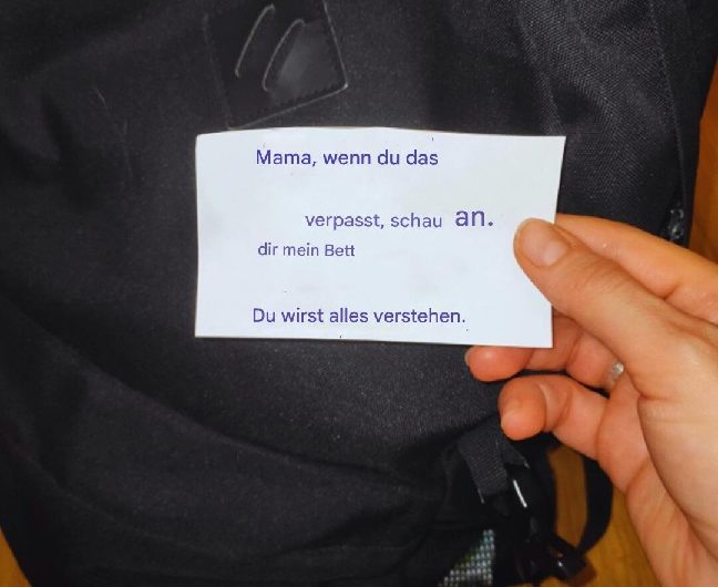 Mein Mann beeilte sich, die Sachen unserer Tochter am Tag nach ihrer Beerdigung wegzuwerfen – was ich in ihrem Zimmer fand, veränderte alles