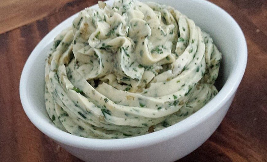 Kräuterbutter – Ein Klassiker voller Geschmack, Erinnerungen und unendlicher Variationen