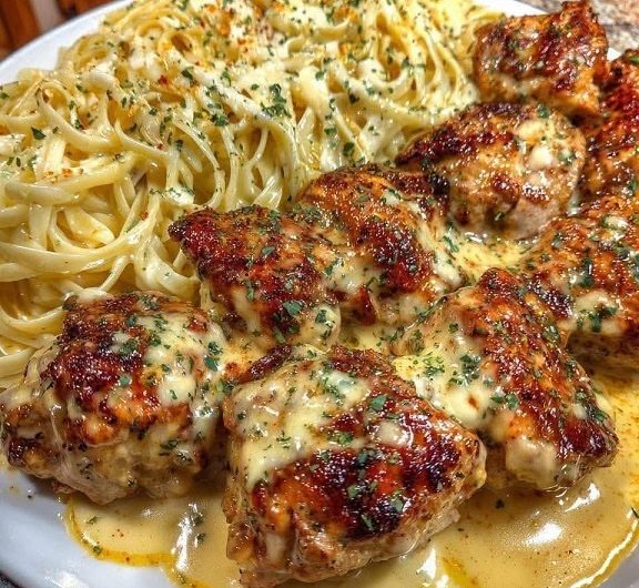 Cremiges Knoblauch-Butter-Hähnchen mit Linguine – das Gericht, das jeden Regentag rettet