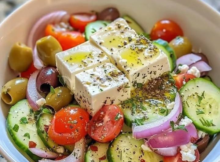 „Mein Mann sagt, so schmeckt Urlaub in Griechenland“ – Mein unwiderstehlicher griechischer Sommersalat mit Feta, Oliven und Liebe