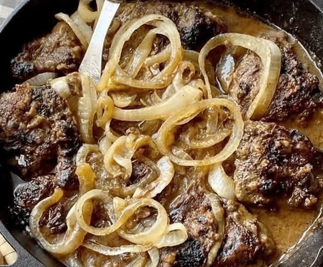 Ich habe sie nur kurz in die Pfanne gelegt – und mein Mann hat alles aufgegessen, bevor ich mich hinsetzen konnte. Gebratene Leber mit Zwiebeln und Äpfeln – das alte Rezept meiner Oma, das nie versagt!