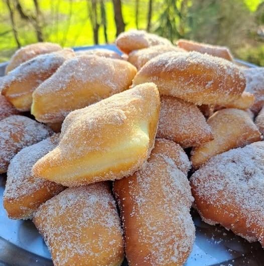 Wie der Duft meiner Kindheit durchs Dorf zog – meine Kräppelchen, wie sie Oma immer machte