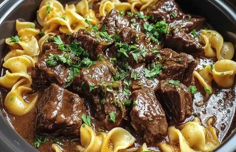 Zarter Rindfleischtopf mit Nudeln