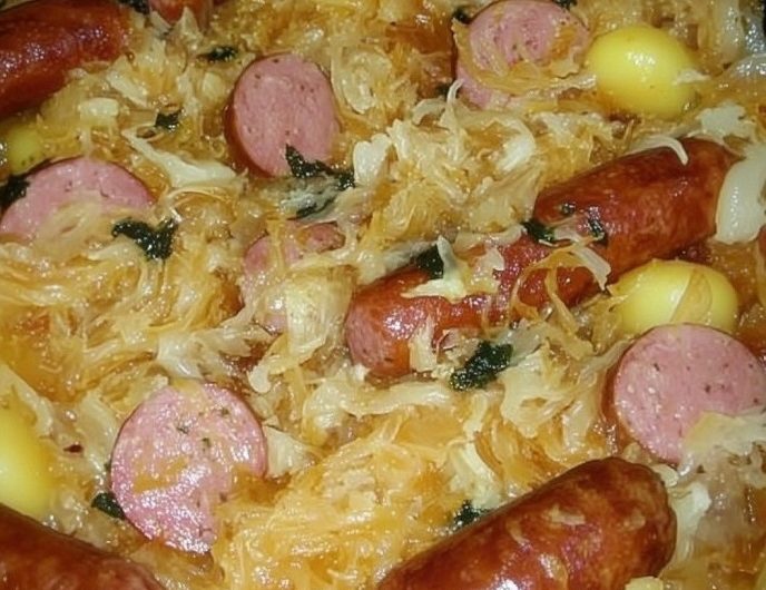 Omas polnisches Sauerkraut mit Kiełbasa und Kartoffeln — Sonntagsessen, das zu Tränen rührt