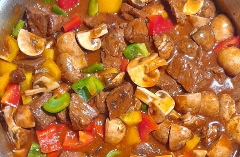 Rindergulasch mit Paprika und Champignons – das Rezept, das sogar an grauen Tagen Sonne auf den Tisch bringt