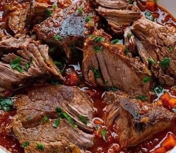 ITALIENISCHER SCHMORBRATEN MIT KNOBLAUCH – EIN DUFT, DER DAS GANZE HAUS VERZAUBERT