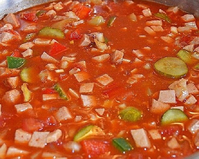 Soljanka nach DDR-Rezept – der Kultklassiker, den wir alle kennen (und der immer besser schmeckt, je länger er zieht)