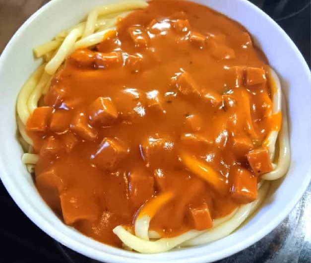 Makkaroni mit Tomatensoße und Jagdwurst – Das ehrliche Hausfrauenrezept, das jeder liebt