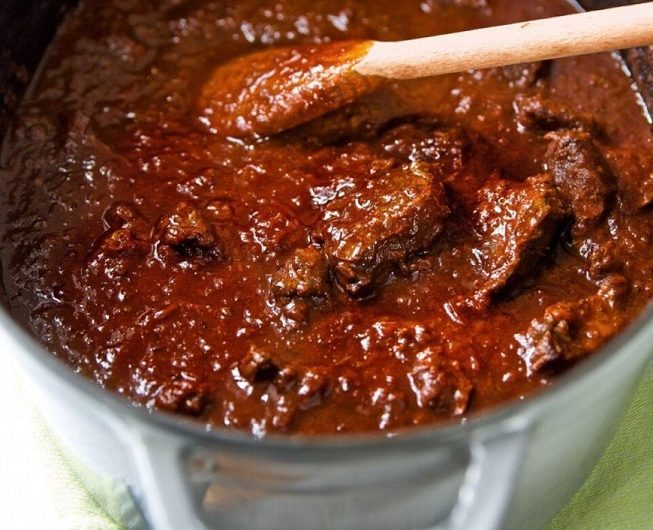 Omas uraltes Gulasch – ein Rezept, das nach Zuhause schmeckt