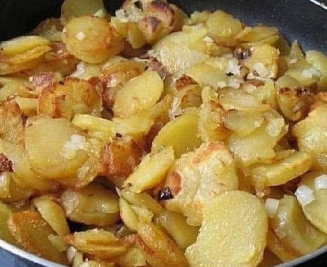 Würdest du wirklich Bratkartoffeln mit Zwiebeln essen? Dieses einfache Pfannengericht hat mehr Seele, als man denkt