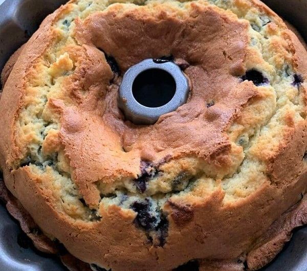 Sour-Cream-Blueberry-Coffee-Cake – saftiger Blaubeerkuchen wie aus einer gemütlichen Sonntagsküche