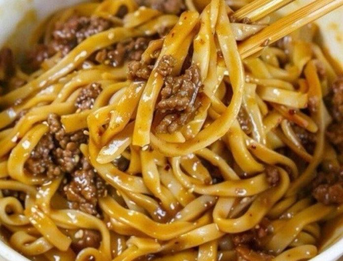 Einfaches Hackfleisch-Lo-Mein – das Abendessen, das mich an stressigen Tagen rettet und die ganze Familie an einen Tisch bringt
