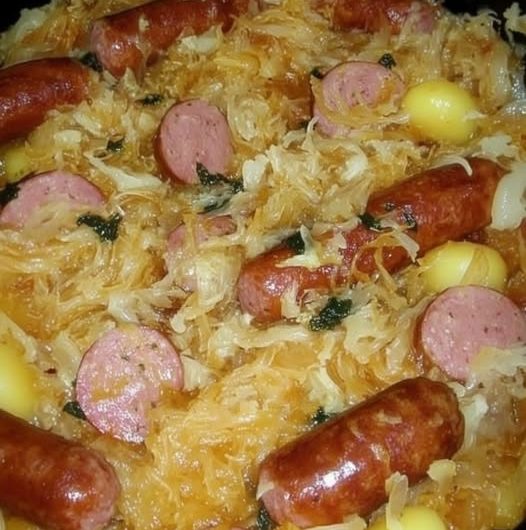 Omas Sauerkrautpfanne mit Würstchen und Kartoffeln – Ein Sonntagsgericht, das nach Zuhause schmeckt