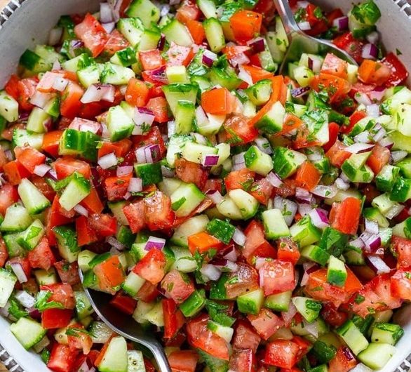 Dieser mediterrane Gurken-Tomaten-Salat bringt sofort Sommer auf den Tisch – frisch, aromatisch und unglaublich einfach
